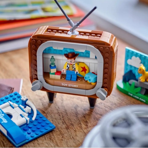 LEGO Disney Classic Animation Scenes 40774 Retro TV Set Simba Woody 270pcs - Picture 3 of 5